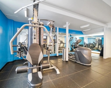 305 West 52nd Street - Photo Thumbnail 4