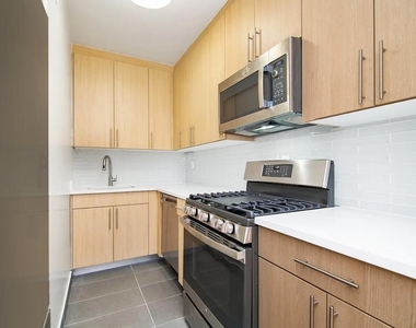 305 West 52nd Street - Photo Thumbnail 1
