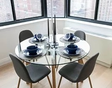 E 94th St - Photo Thumbnail 9
