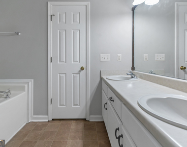 585 Mountainview Drive - Photo Thumbnail 16