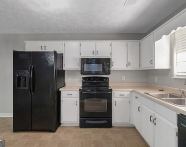 585 Mountainview Drive - Photo Thumbnail 9