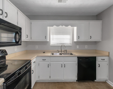 585 Mountainview Drive - Photo Thumbnail 10