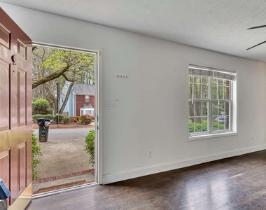 635 Anderson Walk - Photo Thumbnail 4