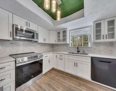 635 Anderson Walk - Photo Thumbnail 12
