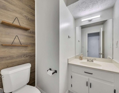 635 Anderson Walk - Photo Thumbnail 14