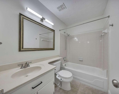 635 Anderson Walk - Photo Thumbnail 22