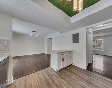 635 Anderson Walk - Photo Thumbnail 13