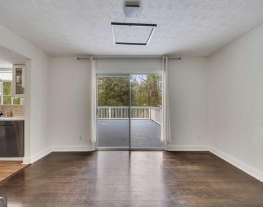635 Anderson Walk - Photo Thumbnail 8