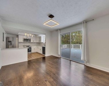 635 Anderson Walk - Photo Thumbnail 9
