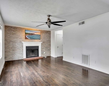 635 Anderson Walk - Photo Thumbnail 5