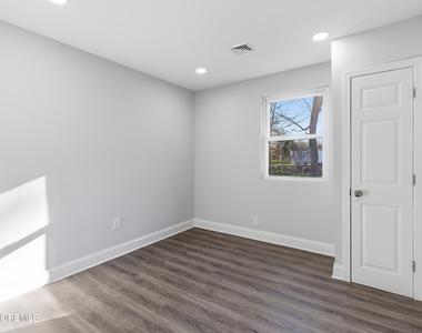 105 Floyd Lane - Photo Thumbnail 13