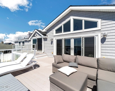 340 Bay Lane - Photo Thumbnail 4