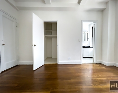 East 46 Street - Photo Thumbnail 4
