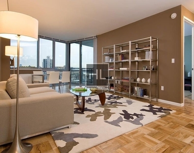 West 37th Street - Photo Thumbnail 5