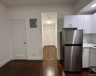 East 46 Street - Photo Thumbnail 5
