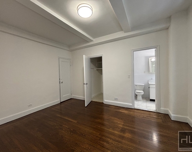 East 46 Street - Photo Thumbnail 2