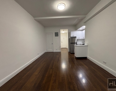 East 46 Street - Photo Thumbnail 3