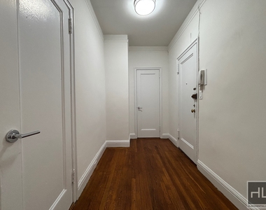 East 46 Street - Photo Thumbnail 6
