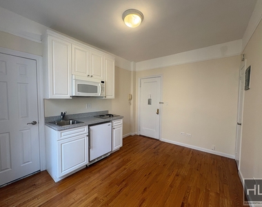 West 45 Street - Photo Thumbnail 1