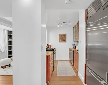 250 West 90 Street - Photo Thumbnail 4