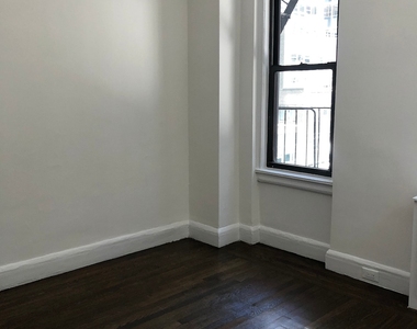 East 46 Street - Photo Thumbnail 3