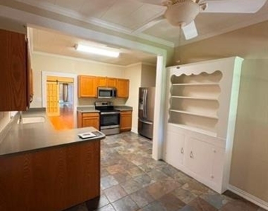 1018 Portland Avenue - Photo Thumbnail 3