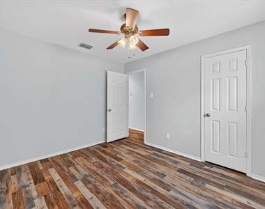 1201 Lambert Drive - Photo Thumbnail 12