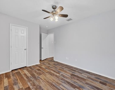 1201 Lambert Drive - Photo Thumbnail 14