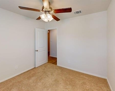 504 Saddle Blanket Drive - Photo Thumbnail 9