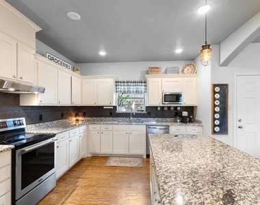 500 W Mill Street - Photo Thumbnail 4