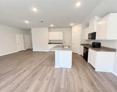 1817 Saint James Place Lane - Photo Thumbnail 3