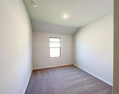 1817 Saint James Place Lane - Photo Thumbnail 15