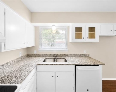 402 Vernet Street - Photo Thumbnail 7