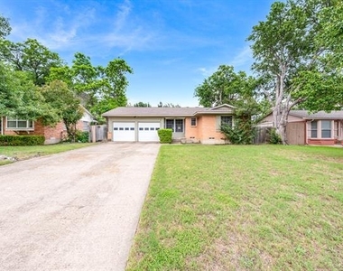 402 Vernet Street - Photo Thumbnail 3