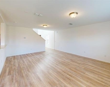 882 Breakwater Drive - Photo Thumbnail 4