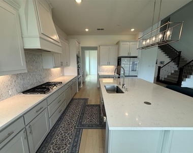 1927 Pebble Lane - Photo Thumbnail 11