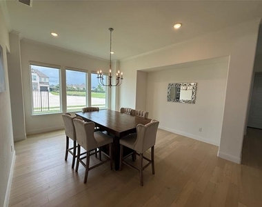 1927 Pebble Lane - Photo Thumbnail 6