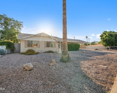 2548 N 68th Place - Photo Thumbnail 3