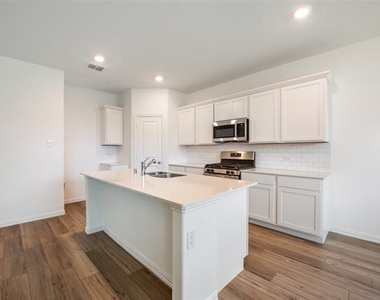 1109 Sassafras Drive - Photo Thumbnail 8