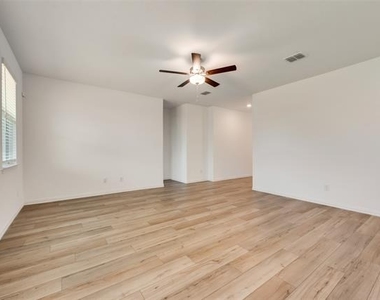 1109 Sassafras Drive - Photo Thumbnail 6