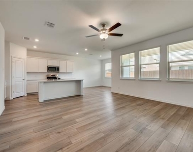 1109 Sassafras Drive - Photo Thumbnail 5