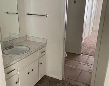 915 N Elm Street - Photo Thumbnail 7