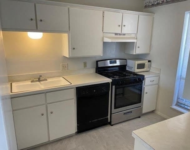 915 N Elm Street - Photo Thumbnail 4