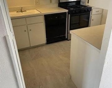 915 N Elm Street - Photo Thumbnail 5