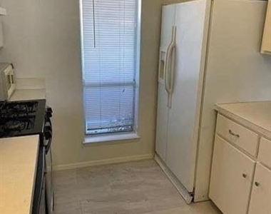 915 N Elm Street - Photo Thumbnail 12