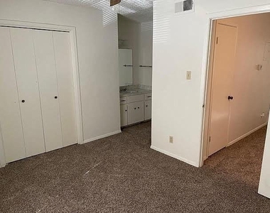 915 N Elm Street - Photo Thumbnail 11