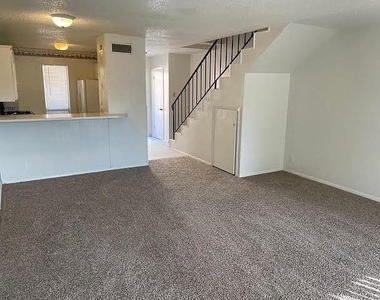 915 N Elm Street - Photo Thumbnail 2