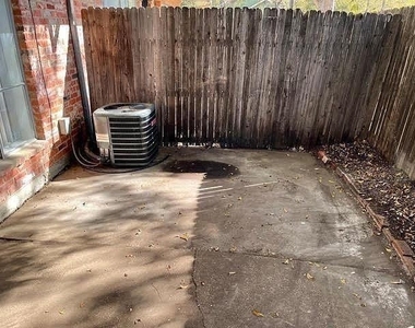 915 N Elm Street - Photo Thumbnail 17