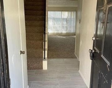 915 N Elm Street - Photo Thumbnail 1