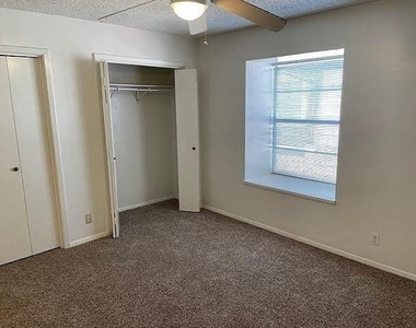 915 N Elm Street - Photo Thumbnail 14